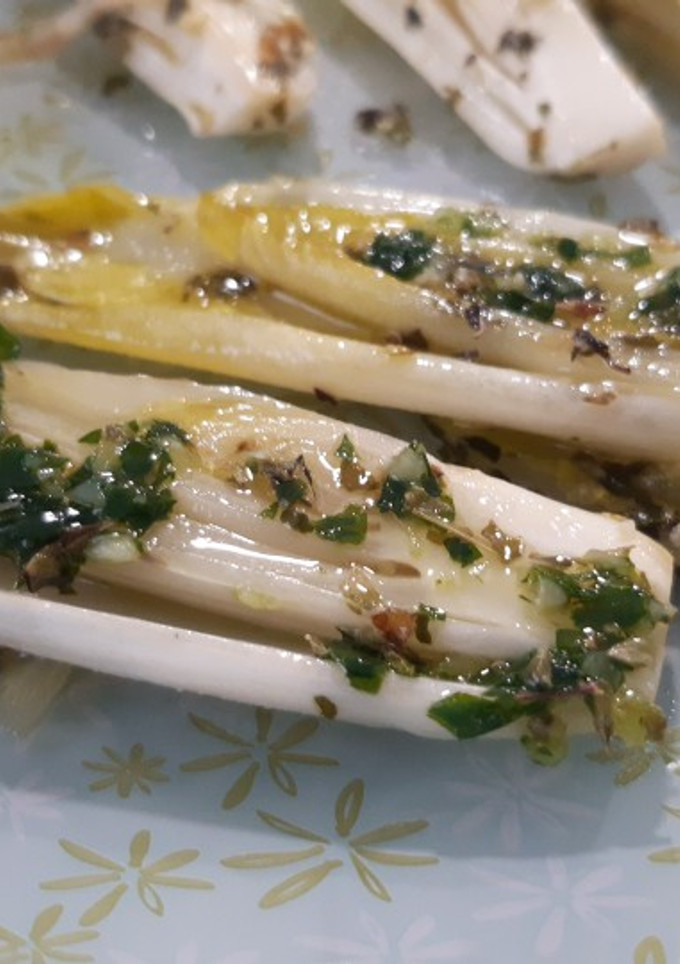 Una foto de Endivias o escarola con vinagreta de ajo, perejil y orégano