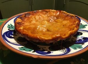 Une photo de Tarte « bombée façon tatin » pommes Canada et caramel beurre salé (pâte brisée au Calvados)
