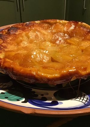 Une photo de Tarte « bombée façon tatin » pommes Canada et caramel beurre salé (pâte brisée au Calvados)