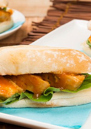 Una foto de Sándwich de pollo teriyaki