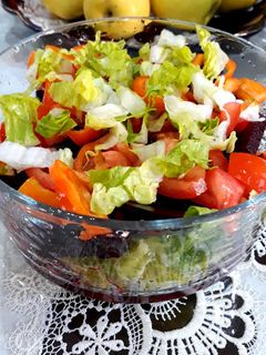 صورة لوصفة سلطة مفيدة ولذيذة 🥗🥬🌶🥕🍅🍋
