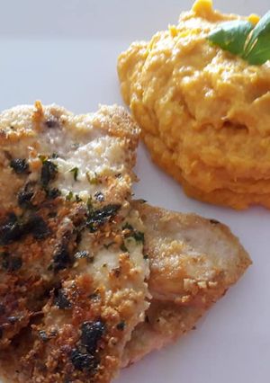 Una foto de Puré de Camote con Pollo encostrado en Avena-Quinua a lo Carmelita