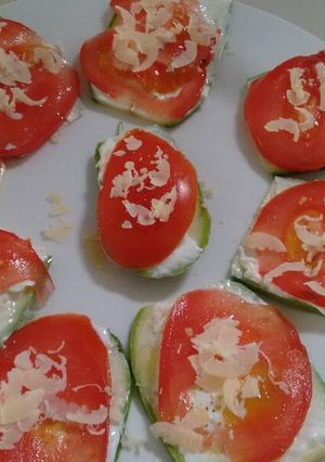 Una foto de Zucchinis con queso y tomates