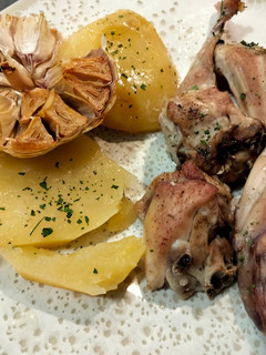 Una foto de Conejo al horno con patatas
