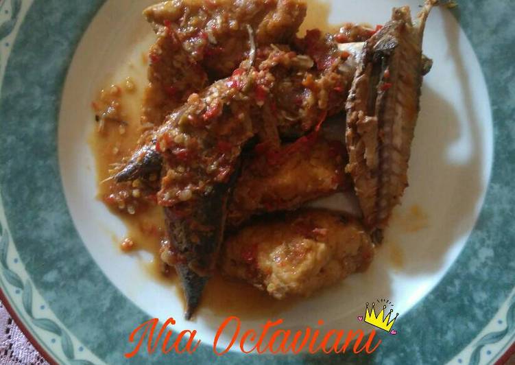 Balado tahu dan ikan kembung/ ikan laut