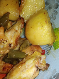 Una foto de Alitas de pollo al horno con patatas