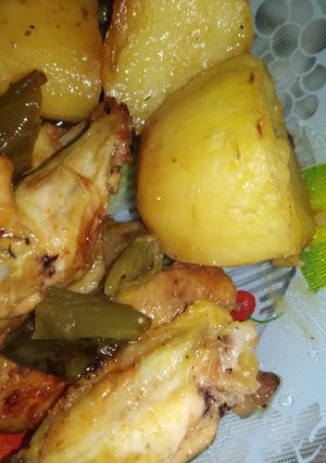 Una foto de Alitas de pollo al horno con patatas