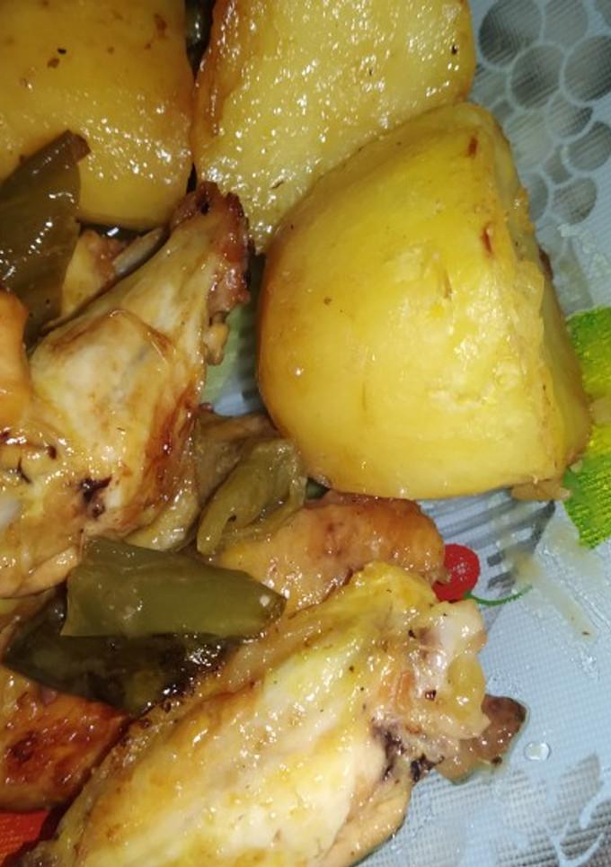 Una foto de Alitas de pollo al horno con patatas