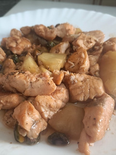 Una foto de Salmón con piña