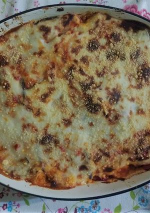 Una foto de Lasagna de berenjenas, con tuco y salsa bechamel