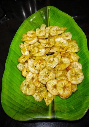 A picture of Raw Banana Chips waffers.