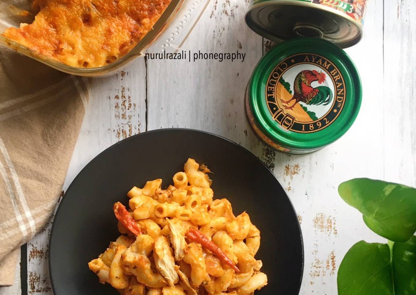 Makaroni panggang dan keju dengan tuna cabai saba