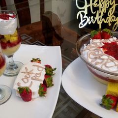 A picture of Fruit custard trifal.