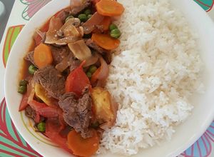 Una foto de Saltado de carne con champiñones