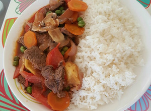 Una foto de Saltado de carne con champiñones