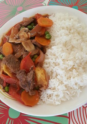 Una foto de Saltado de carne con champiñones