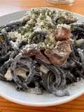 Pasta cremosa de tinta de calamar y setas