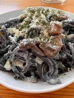 Una foto de Pasta cremosa de tinta de calamar y setas