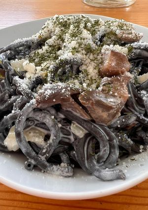 Una foto de Pasta cremosa de tinta de calamar y setas