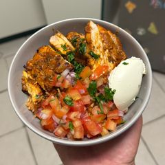 Bowl de Rojo Pollo (Mexican Red Chicken Bowl) 🐓 A picture of Bowl de Rojo Pollo (Mexican Red Chicken Bowl) 🐓.