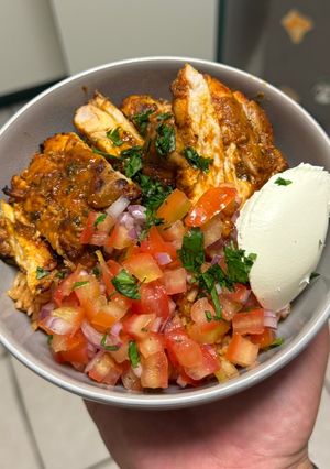 A picture of Bowl de Rojo Pollo (Mexican Red Chicken Bowl) 🐓.