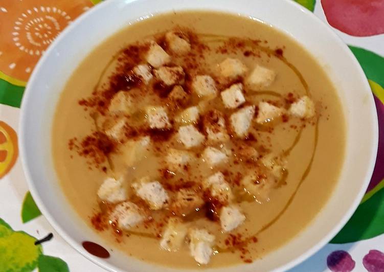 Puré de escudella con picatostes y pimienta al gustó