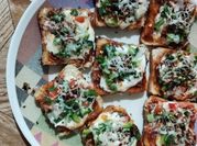 bread pizza की एक फोटो