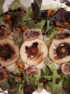 Una foto de Ensalada festiva con calabaza, manzana verde, higos y queso de trufa
