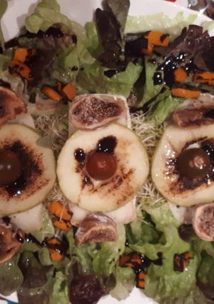 Una foto de Ensalada festiva con calabaza, manzana verde, higos y queso de trufa