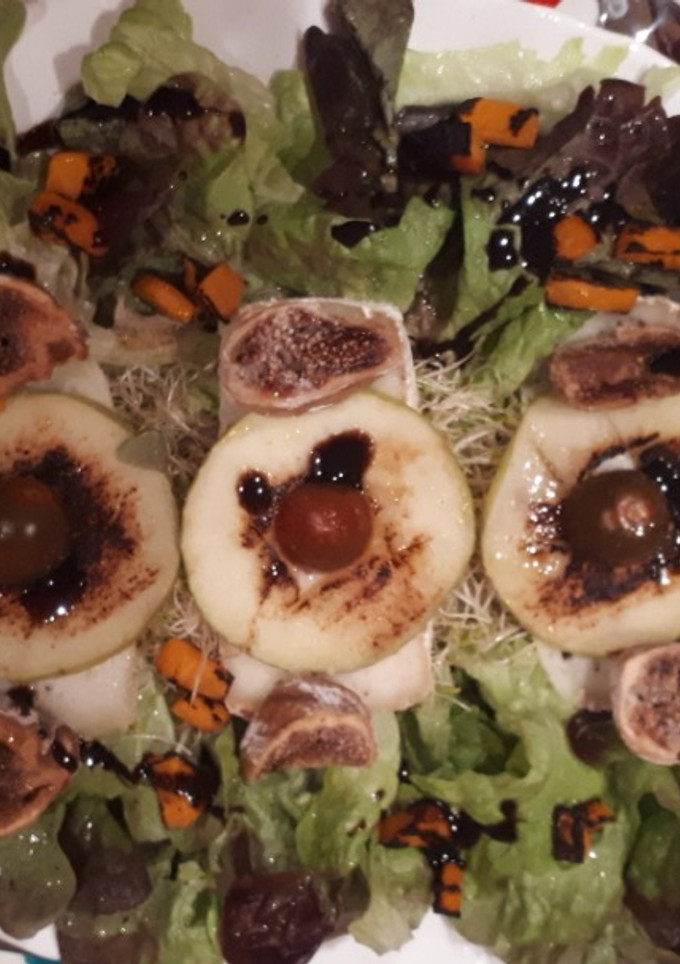 Una foto de Ensalada festiva con calabaza, manzana verde, higos y queso de trufa