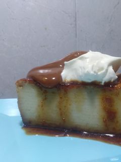 Una foto de Budín de pan con dulce de leche y crema