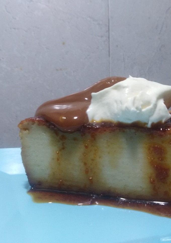 Una foto de Budín de pan con dulce de leche y crema