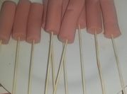 Una foto de palitos de salchicha