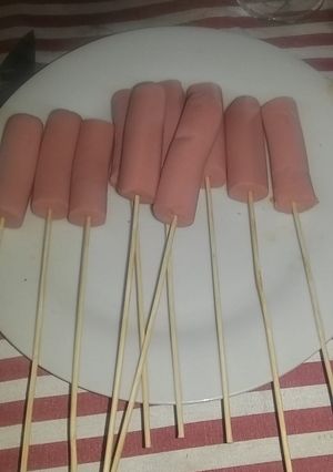 Una foto de Palitos de longanizas con carne y vegetales.🍡🍡🍡🍡