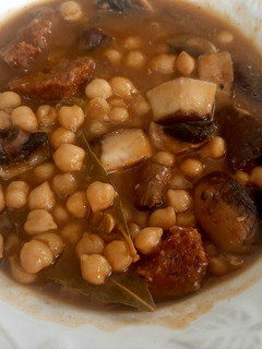 Una foto de Garbanzos con setas como si fueran callos
