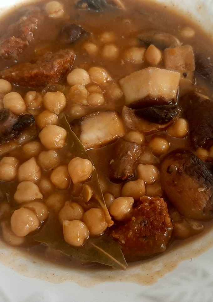 Una foto de Garbanzos con setas como si fueran callos