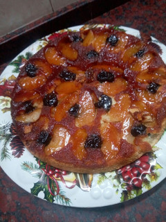 Una foto de Torta invertida de manzana y ciruelas pasa