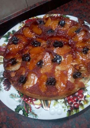 Una foto de Torta invertida de manzana y ciruelas pasa