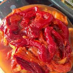 A picture of Pimientos rojos asados aliñados.