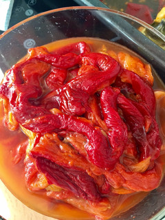 Una foto de Pimientos rojos asados aliñados