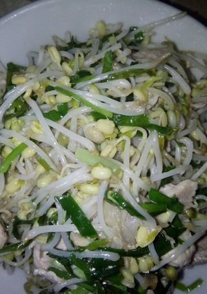 Hình của món Giá hẹ xào thịt lợn.