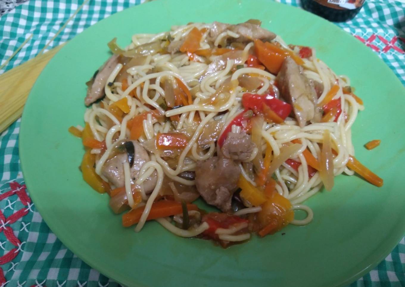 Pasta con verdura pollo y soja