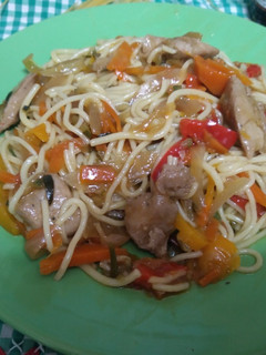 Una foto de Pasta con verdura pollo y soja