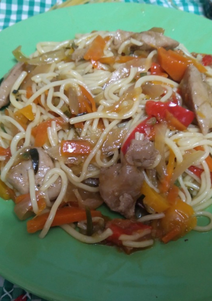 Una foto de Pasta con verdura pollo y soja