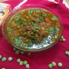 A picture of Soya nuggets with peas.