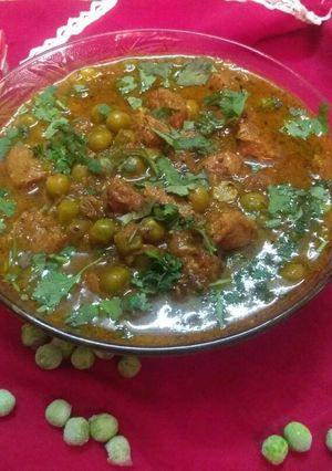 A picture of Soya nuggets with peas.