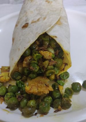 A picture of Cauliflower and Green Peas wrap.