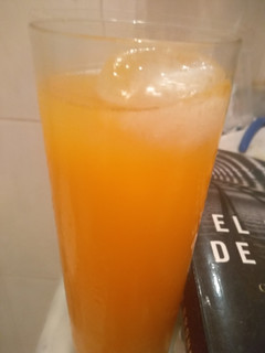Una foto de Zumo multivitamina