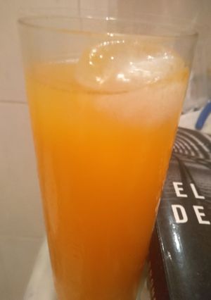 Una foto de Zumo multivitamina