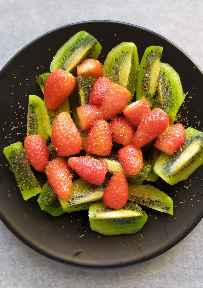 Una foto de Ensalada de kiwi con fresas